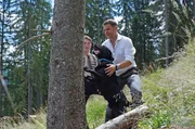 Bernd Cresnar (re.) mit seinem Hund Yaris beim Entdecken eines Borkenk&auml;fers im Wald von Franz Hohenberg (li.).