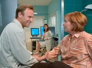 Martha Kunze (Brigitte B&ouml;ttrich, rechts) trifft in der Sachsenklinik unerwartet auf ihren alten Stationsarzt Martin Stein (Bernhard Bettermann). Dr. Elena Eichhorn (Cheryl Shepard) verfolgt am&uuml;siert das vertraute und herzliche Gespr&auml;ch der beiden.