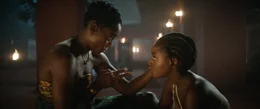 Izogie (Lashana Lynch, l.); Nawi (Thuso Mbedu, r.)