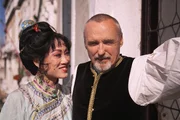 "The Venice Project". Im Bild: Lucia Hwong (Lutist), Dennis Hopper (Roland/Salvatore).