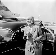 28. Juni 1965: Prinzessin Alice von Griechenland (1885 - 1969), die Mutter des Herzogs von Edinburgh, am Londoner Flughafen. 28. Juni 1965: Prinzessin Alice von Griechenland (1885 - 1969), die Mutter des Herzogs von Edinburgh, am Londoner Flughafen.