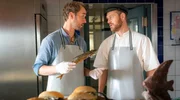 Christian (Max Woelky, li.) und Maik (Tim Ehler, re.) arbeiten im Fischladen zusammen.