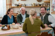 Vera ist erleichtert, als sie von Gregor erf&auml;hrt, dass der Brunnerwirt gute Chancen auf den Denkmalschutz-Status h&auml;tte. Von links: Annalena (Heidrun G&auml;rtner), Joseph (Michael Vogtmann), Vera (Sybille Waury) und Gregor (Holger Matthias Wilhelm).