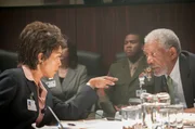 Lynne Jacobs, Leiterin des Secret Service (Angela Bassett), Speaker Trumbull (Morgan Freeman).