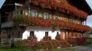 Bauernhaus mit Blumen geschm&uuml;ckt.