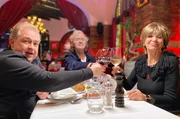 &Uuml;berraschungsbesuch beim Italiener: Oliver Kalkofe (li.) und Pierre M. Krause sto&szlig;en mit Schauspielerin Judy Winter an.