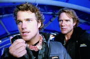 Peter Garrett (Chris O&rsquo;Donnell, l.) und Skip Taylor (Robert Taylor, r.) machen sich gro&szlig;e Sorgen um das verungl&uuml;ckte Team auf dem Berg.