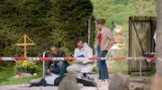 Nach dem Fund des Opfers treffen sich die Kommissare Jerry Paulsen (Peter Marton, l.) und Sophia Strasser (Katharina Goebel, r.) am Fundort. Dr. Phillip Hartmann (Jakob Graf, M.) kl&auml;rt die beiden &uuml;ber den aktuellen Stand auf.