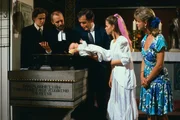 Taufe von Baby Thomas (Thomas Pallny) mit dem Taufpaten Herrn Tenstaag (Gerhard Friedrich) und Uschi (Anja Sch&uuml;te), sowie den Eltern Andy (Hendrik Martz) und Elke (Juliane Rautenberg).