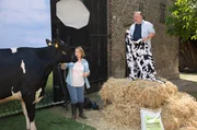 Jutta (Dagmar Manzel) und Thomas (Axel Prahl) beim Fotoshooting mit Gloria.