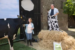 Jutta (Dagmar Manzel) und Thomas (Axel Prahl) beim Fotoshooting mit Gloria.