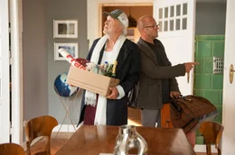 Mancher Apfel f&auml;llt weit vom Stamm: Leonard (Heino Ferch) ist Matheprofessor, sein Vater Franz (Michael Gwisdek, li.) ein ehemaliger Komiker!