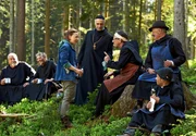 Gemeinsam mit Pater Nikolaus (Roland Eugen Beik&uuml;fner, 4. von links) und dessen Klosterbr&uuml;dern wollen Hannes (Heio von Stetten, 3. von rechts) und Katharina Stolz (Katharina Leonore Goebel) einen Waldweg anlegen.