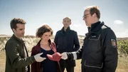 Polizist Schneider (Stephan A. T&ouml;lle, r.) unterst&uuml;tzt die Kommissare Hinnerk Feldmann (Oliver Wnuk, l.), Ina Behrendsen (Julia Brendler) und Carl Sievers (Peter Heinrich Brix, 2.v.r.),