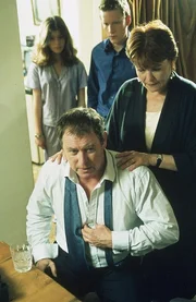 Dr. Jane Moore (Isla Blair, r.) und ihre beiden Kinder Ettie (Anna Maguire, hinten l.) und Guy (Mark Richards, hinten r.) sind entsetzt, dass ein Mordanschlag auf den Freund der Familie, Inspector Tom Barnaby (John Nettles, l.), stattgefunden hat. Dr. Jane Moore (Isla Blair, r.) und ihre beiden Kinder Ettie (Anna Maguire, hinten l.) und Guy (Mark Richards, hinten r.) sind entsetzt, dass ein Mordanschlag auf den Freund der Familie, Inspector Tom Barnaby (John Nettles, l.), stattgefunden hat.