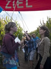 Frau Levin (Janina Elkin, re.) verleiht den "Siegermaiskolben" am Ziel. (Sabrina Wollweber, li.)