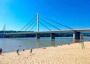 In Novi Sad befindet sich unter der wieder aufgebauten Freiheitsbr&uuml;cke der angesagteste Treffpunkt der Stadt &ndash; das Donaubad &bdquo;&Scaron;trand&ldquo;.