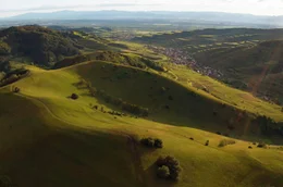 Der hufeisenf&ouml;rmige Hauptkamm des Kaiserstuhls &ouml;ffnet sich nach Westen hin zum Elsass und zu den Vogesen.