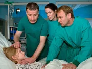Marie (Henriette Zimmeck, l.) hat erneut starke Schmerzen und einen brettharten Bauch. Roland (Thomas R&uuml;hmann) und Elena Eichhorn (Cheryl Shepard) kommen Martin (Bernhard Bettermann) zu Hilfe. Marie muss ein weiteres Mal operiert werden.