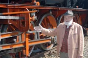 Sepp Forcher vor der historischen Dampflok, eines der sch&ouml;nsten Austellungsst&uuml;cke der O&Ouml; Landesausstellung &bdquo;Kohle und Dampf&ldquo;.