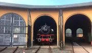 Eine Dampflok der Baureihe 64, oft eingesetzt auf den Strecken des Fichtelgebirges, steht heute noch im Lokschuppen des Modell- und  Eisenbahnclubs Selb-Rehau. Sie ist frisch restauriert, aber nicht betriebst&uuml;chtig.