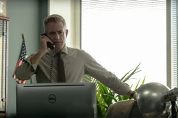 In den USA leitet Special Agent Roberts (Dermot Mulroney) die Ermittlungen gegen Mannings.