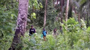 Philippinen: Reporterin Isabella Purkart (3. v. l.) begleitet eine Familie von Goldsch&uuml;rfern durch den Dschungel zum Arbeitsplatz.