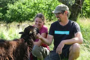 Julia Elpons und Alexander Elpons mit ihren Schafen.