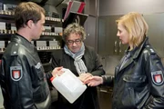 Melanie (Sanna Englund, r.) und Mattes (Matthias Schloo, l.) haben im Lager von Leo Faber (Bernd Jeschek, M.) einen Kanister entdeckt, in dem sich m&ouml;glicherweise der gesuchte Brandbeschleuniger befindet.