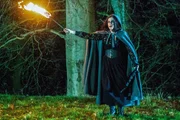 Das Ritual ist in vollem Gange, als Elsie Shufflebottom (Jo Wickham) etwas auff&auml;llt. Sie entfernt sich von der restlichen Gruppe und macht eine furchteinfl&ouml;&szlig;ende Entdeckung.