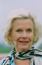 Isobel Hewitt (Honor Blackman).