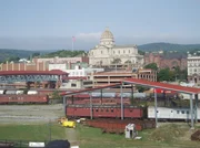 Blick auf das Au&szlig;engel&auml;nde des Railroad Memorial Museum Altoona, Pennsylvania.