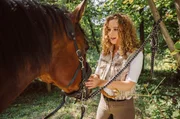 Rike (Klara Deutschmann) beruhigt Jacomo.