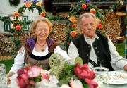 Josef (Franz Buchrieser) und seine Frau Hedwig (Enzi Fuchs) sind froh dar&uuml;ber, dass ihr Sohn wieder zu ihnen zur&uuml;ckgekehrt ist.