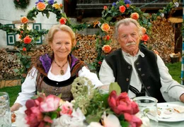 Josef (Franz Buchrieser) und seine Frau Hedwig (Enzi Fuchs) sind froh dar&uuml;ber, dass ihr Sohn wieder zu ihnen zur&uuml;ckgekehrt ist.