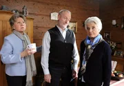 ARD STURM DER LIEBE FOLGE 1290, am Freitag (29.04.11) um 15:10 Uhr im ERSTEN. Bei einem Streit zwischen Alfons (Sepp Schauer, M.) und K&auml;the (Luise Deschauer, r.) stellt sich Hildegard (Antje Hagen, l.) zu Alfons' Verdruss auf die Seite ihrer Schwester.