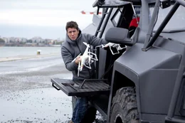 Das Sturmmobil von Will (Toby Kebbell) hat einige Tricks auf Lager.