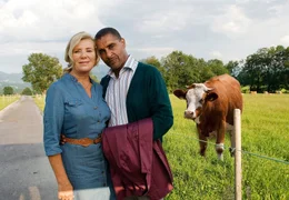 Hochzeit in der bayerischen Provinz: Elli (Jutta Speidel) und Raymond (Christofer von Beau) haben sich das Ja-Wort gegeben.