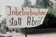 Das Jahr 1979 - die DDR feiert ihren 30. Geburtstag, die Alternative Liste ist zum ersten Mal im West-Berliner Senat vertreten und die Kongresshalle ICC wird er&ouml;ffnet. Eine Berlin-Chronik der Superlative: 40 Folgen, von 1961, dem Jahr des Mauerbaus, bis zum neuen Jahrtausend 1999, zehn Jahre nach dem Mauerfall. - Das UFA-Gel&auml;nde in der Ullsteinstra&szlig;e wird besetzt.