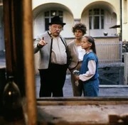 Von links: Meister Eder (Gustl Bayrhammer), Charlottes Mutter (Michaela May) und Charlotte (Kerstin P&ouml;ppelmann).