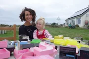 Die Lehrerin und Seifenmacherin Grace Hicks verarbeitet wild wachsende Pflanzen der Scilly-Inseln.