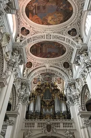 Die gr&ouml;&szlig;te Orgel der Welt im Stephansdom in Passau.
