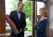 Dr. Matthias Lentz (Hans Peter Korff) beeindruckt Charlotte Baumgart (Ursela Monn) durch sein Kunstverst&auml;ndnis. Sein Charme zeigt bei Charlotte durchaus Wirkung.