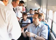 Reto Brennwald zeigt seine Fahrkarte dem Schaffner im Patagonien-Express.