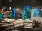 Dr. Globisch (Andrea Kathrin Loewig, links) und die Intensivschwester (Komparse, 2. von links) versuchen Carolines (Margit Sartorius, liegend) Zustand zu stabilisieren. Tom (Frank Stieren, 2. von rechts) und Marc (Otto Kukla, rechts) begreifen, dass sie beide egoistisch gehandelt haben und wollen versuchen, jetzt gemeinsam f&uuml;r Caroline da zu sein.
