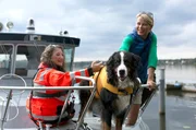 Ulrike Finck (re.) mit Rettungshund Ado und Hundef&uuml;hrerin Petra