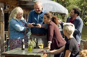 Feierabend im Hafengrill (v.l.n.r.): Hanna Kowollik (Marie Sch&ouml;neburg), Axel Sommer (Oliver Breite), Jasmin Sayed (Sesede Terziyan), Fahri Celik (Hassan Akkouch) und Marlene Weber (Oska Borcherding).