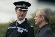 Immer wieder piesackt ACC Cassian Pewe (Sam Hoare, l.) seinen Untergebenen DS Roy Grace (John Simm, r.) und behindert so dessen Ermittlungsarbeit.