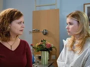 Heidi Alsfeld (Edda Leesch, links) kann es kaum fassen, als Antonia (Antonia Hausburg) ihr erz&auml;hlt, dass nicht ihre Minderwertigkeitskomplexe der Grund f&uuml;r die Brustimplantate waren, sondern ihr Freund Lars, der nun schon ihr Ex-Freund ist.