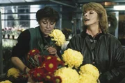 Zu Allerheiligen winkt ein Zusatzverdienst. Gerdi (Senta Berger, re.) kann in der G&auml;rtnerei ihrer Freundin Monika (Gundi Ellert) aushelfen.